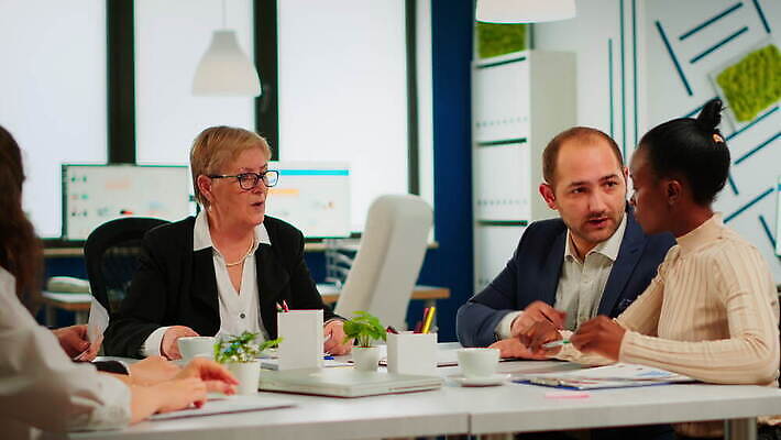 직업 흑인 회사 비즈니스 사업가 회의 설계 아이디어 직장 대화 사람 앉기 금융 노트북 사무실 알약 디지털 경쟁 작업 비즈니스우먼 그룹 계획 대표 토론 분석 동료 시작 경영자 창업 다민족 경영 마케팅 프로젝트 콜라보레이션 인터랙티브 4K MOV 해외동영상 클립영상 서양인 여자 컨셉 관계 모션 말하기 경제 전자제품 약 직장인 리더 자영업 동영상 파일형식