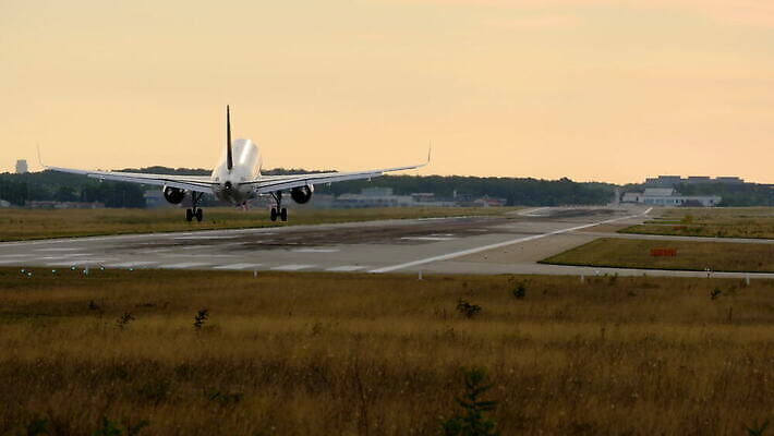 실루엣 여행 교통시설 자동차 하늘 휴가 비행기 사람없음 햇빛 태양 일출 맑음 일몰 도시 분위기 공항 저녁 크루즈 파일럿 도착 항공 속도 출발 대문 상업 활주로 제트기 승객 대패 착륙 터미널 항공사 4K 유도로 MOV 해외동영상 클립영상 자연요소 직업 산업 길 육상교통 교통 컨셉 배_교통 항공교통 날씨 대중교통 촬영기법 문 노을 야간 시설 동영상 파일형식