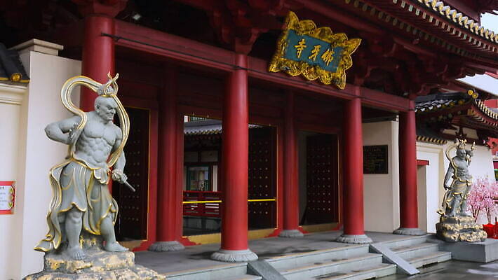 로우앵글 여행 불교 건축양식 지붕 사람없음 야외 건물 장식 빨간색 관광지 조각상 화려 싱가폴 랜드마크 틸트업 MOV 해외동영상 클립영상 건축물 건축 아시아 종교 뷰포인트 컬러 컨셉 촬영기법 조형물 동영상 파일형식