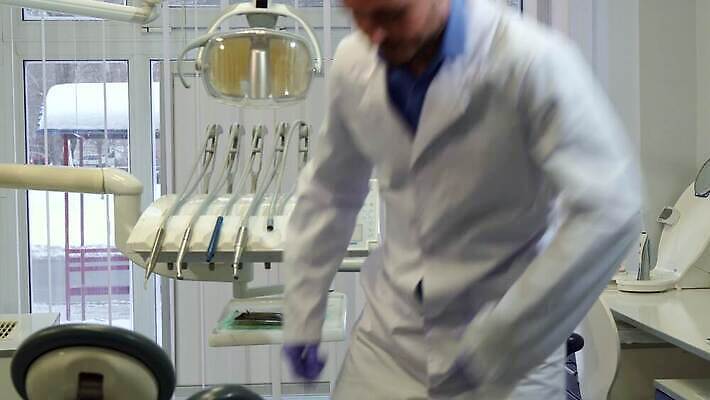 백인 남자 중년 포즈 장갑 백그라운드 유니폼 의자 수염 갈색머리 건강 치과 병원 가면 한명 미소 사람 앉기 성인 일상 치료 사무실 약 거울 고통 장비 환자 의사 코트 도구 입 치아 치과의사 약속 방문 외과 치통 4K MOV 해외동영상 클립영상 서양인 1 헤어스타일 잡화 옷 감정 가구 비즈니스 의학 모션 표정 라이프 신체부위 외투 의료진 소화기관 질병 동영상 파일형식