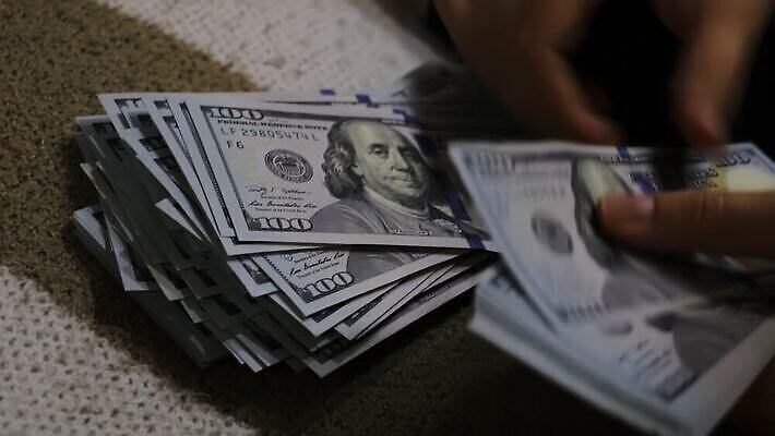 1 손 종이 백그라운드 지폐 돈 비즈니스 성공 새로움 관리 들기 사람 신체부위 금융 달러 검은색 흰색 잡기 비즈니스우먼 계산 재산 투자 회계 월급 대출 계산원 MOV 해외동영상 클립영상 직업 여자 컬러 컨셉 모션 경제 직장인 동영상 파일형식