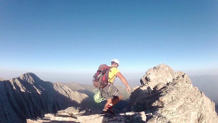 스포츠 여행 배낭 자연 하늘 산 사람없음 야외 등산 트래킹 하이킹 그룹 황무지 정상 그리스 신화 산악가 원정 절정 하이커 1인칭시점 MP4 해외동영상 클립영상 시선 유럽 가방 레저 생태계 동영상 파일형식