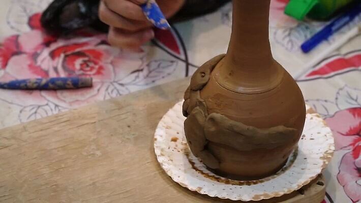 학생 손 교육 어린이 학교 기술 실내 창조 미술 사람 소년 취미 사람없음 장식 컵 스터디 갈색 꽃병 교사 조끼 업무 도자기 그룹 작업실 사발 냄비 서식 만들기 예술가 점토 장인 조형 수공예 공예가 도예가 조각가 핸드메이드 MP4 해외동영상 클립영상 직업 식기 남자 꽃 컬러 모션 문화예술 내부 신체부위 학습 외투 작업 사기그릇 솥 공예 동영상 파일형식