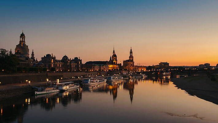 건축양식 독일 사람없음 야외 관광지 강 태양 반사 보트 저녁 스카이라인 빛망울 구시가지 4K 타임랩스 락다운 MOV 해외동영상 클립영상 자연요소 건축 유럽 여행 배_교통 촬영기법 빛 야간 동영상 파일형식