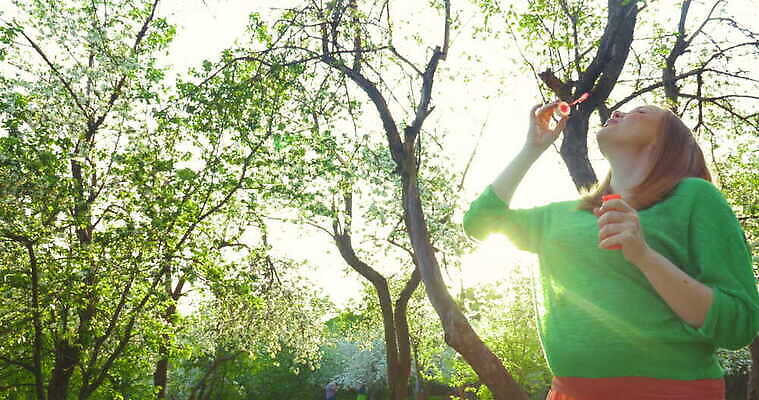 나무 공원 여자 꽃 행복 가족 자연 엄마 휴식 건강 사람 사람없음 야외 초록색 빛 햇빛 태양 귀여움 맑음 임산부 임신 거품 기쁨 벚꽃 아기 비누 부주의 타격 4K MOV 해외동영상 클립영상 자연요소 식물 공공시설 감정 컬러 컨셉 관계 모션 날씨 위생용품 생태계 동영상 파일형식