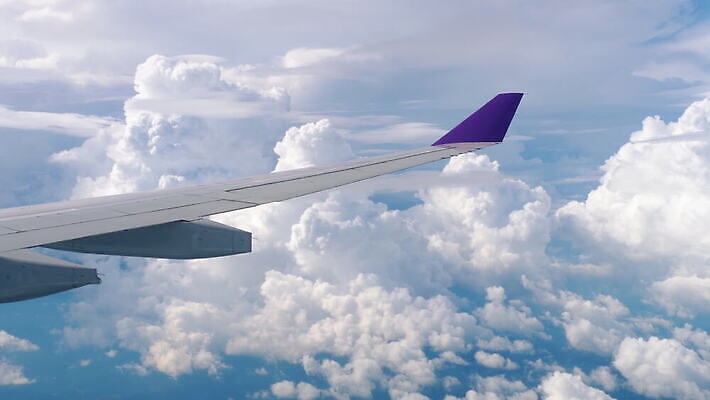 응시 여행 창문 교통시설 하늘 비행기 안테나 사람없음 파란색 힘 에너지 흰색 제트기 엔진 대패 푸켓 수평선 4K MOV 해외동영상 클립영상 시선 컬러 교통 통신 항공교통 태국 대중교통 시설 동영상 파일형식