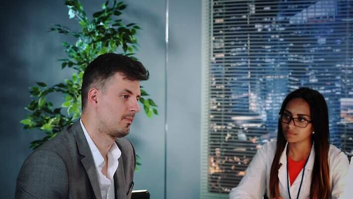 가족 관계 건강 병원 두명 사무실 싸움 혼혈 4K MOV 해외동영상 카운슬러 클립영상 비즈니스 의학 모션 사람 상담원 다문화 동영상 파일형식