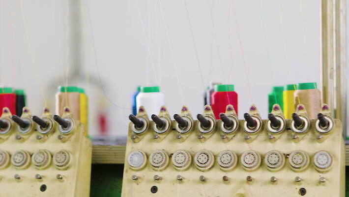 직업 디자인 옷 산업 선 패턴 비즈니스 공장 사람없음 내부 디지털 기계 장비 공구 직물 면 업무 바늘 작업실 실 닫기 제조 바느질 천 묘사 만들기 실타래 자수 방법 4K MOV 해외동영상 클립영상 무늬 공업 모션 도구 작업 동영상 파일형식