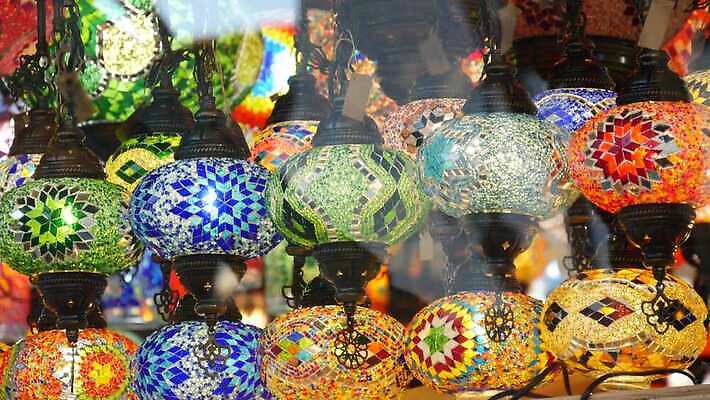 전통 유리 불꽃 전등 이스탄불 매달리기 종류 동양인 사람없음 장식 빛 컬러풀 상점 축제 여러개 등불 램프 닫기 이슬람교 타일 기념품 모자이크 동쪽 수공예 야광 빛망울 광 구식 라마단 핸드메이드 많음 4K MP4 해외동영상 클립영상 종교 컬러 다수 컨셉 모션 재질 불 조명 인종 공예 방향 오브젝트 동영상 파일형식 튀르키예