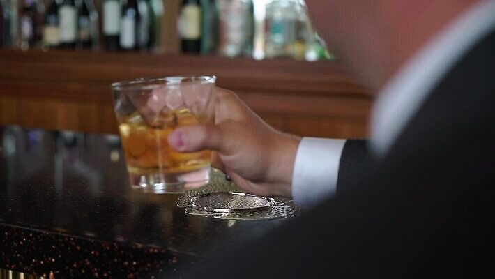 백인 라이프스타일 손 음료 와인잔 비즈니스 공장 유리 탁자 휴식 스트레스 기념 주류 사람 정장 성인 파티 마시기 알코올 잡기 칵테일 바 독약 고급 질병 야간 문제 중독 마약 버번 브랜디 우울증 위스키 코냑 세련 남용 중독자 MOV 해외동영상 클립영상 자연요소 서양인 옷 가구 컨셉 술잔 공업 의학 모션 재질 이벤트 생활 신체부위 와인 동영상 파일형식