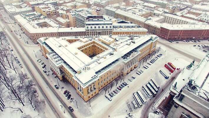유럽 기독교 종교 건축양식 거리 안테나 사람없음 야외 건물 성당 교회 이탈리아 사찰 센터 역사 황금 정사각형 러시아 타운 드론 러시아인 4K MOV 해외동영상 클립영상 도형 서양인 건축물 건축 나라 통신 종교건축 도시 동영상 파일형식