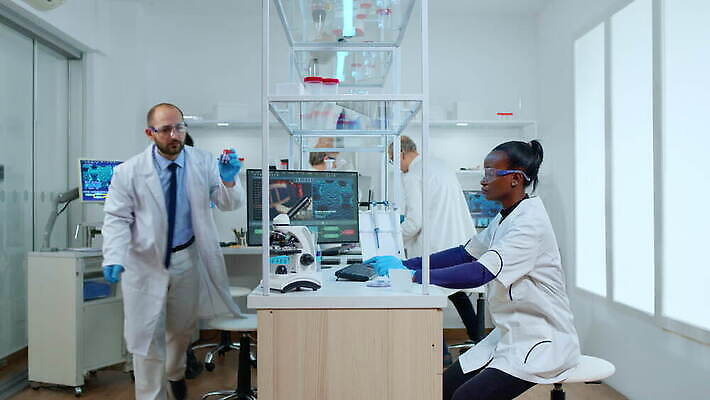 직업 과학 건강 현미경 실험 사람없음 치료 약 검은색 장비 간호사 의사 그룹 엔지니어 실험실 바이러스 보호 질병 생명공학 연구원 과학자 분석 직원 생물학 하이테크 미생물 다민족 혁명 개발 백신 전염병 화학자 코로나바이러스 4K MOV 해외동영상 클립영상 교육 컬러 컨셉 의학 생물 기술 실험기구 의료진 기술자 동영상 학자 파일형식