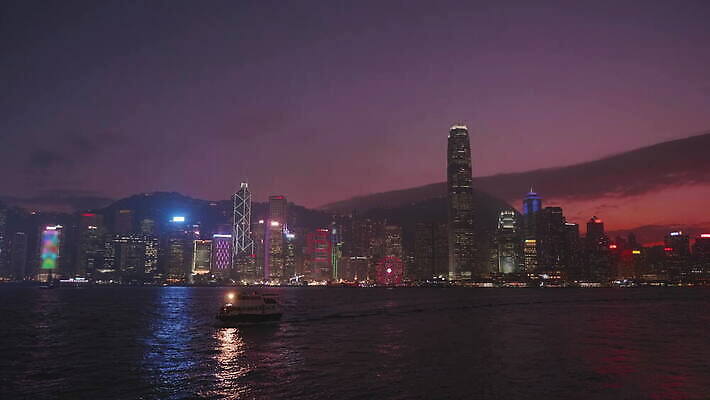 구름 분홍색 건축양식 하늘 동양인 사람없음 건물 도시풍경 탑 항구 고층빌딩 중국 일몰 새벽 도시 황금 저녁 함선 홍콩 스카이라인 빛망울 랜드마크 4K 타임랩스 MOV 해외동영상 클립영상 자연요소 건축물 건축 아시아 컬러 배_교통 교통시설 촬영기법 인종 풍경 빌딩 빛 노을 야간 동영상 파일형식