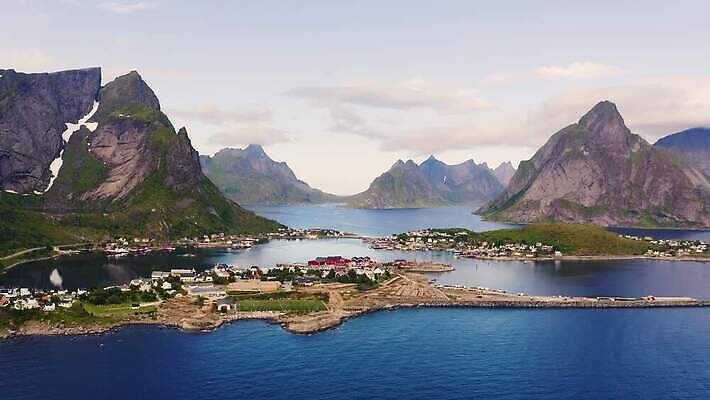 유럽 도로 호수 바다 섬 자연 낚시 산 주택 안테나 노르웨이 사람없음 물 파란색 마을 축구 침묵 경기장 북극 언덕 산등성이 북쪽 타운 동영상 항공촬영 다도해 드론 스칸디나비아 절정 터키석 4K MOV 해외동영상 클립영상 자연요소 나라 길 뷰포인트 컬러 통신 스포츠시설 교통시설 레저 건물 구기 소리 도시 보석 극지방 방향 생태계 파일형식