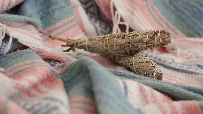 잎 요가 휴식 여러명 사람없음 미국 고요 흰색 의식 영혼 원주민 샌들 신비 인도인 청소 허브 보따리 향기 아로마 캘리포니아 마법 아로마테라피 연소 세이지 예언자 자연요법 4K MP4 해외동영상 클립영상 외국인 식물 웰빙 컬러 다수 신발 컨셉 북아메리카 사람 동양인 아프리카인 냄새 테라피 동영상 파일형식