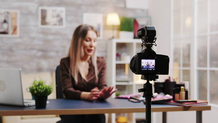 직업 라이프스타일 여자 얼굴 인터넷 비즈니스 주택 실내 미소 뷰티 유행 카메라 디지털 촬영 웹 화장품 장비 정보 업무 네트워크 방송 온라인 동영상 블로거 블로그 소셜 생존 스타일 크리에이터 1인미디어 4K MOV 해외동영상 클립영상 표정 사람 내부 건물 생활 신체부위 전자제품 작업 파일형식