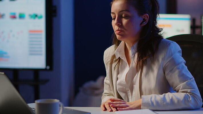 직업 인터넷 비즈니스 사업가 통신 회의 노동자 거리 직장 대화 사람없음 금융 컴퓨터 사무실 헤드폰 어둠 작업 비즈니스우먼 네트워크 야간 저녁 토론 종업원 동료 경영자 부름 업무과다 멀리 야근 온라인 동영상 과로 마감 마케팅 영상통화 프리랜서 화상통화 가상 4K MOV 해외동영상 클립영상 자연요소 여자 음향기기 회사 관계 모션 말하기 경제 전자제품 업무 직장인 리더 통화 파일형식