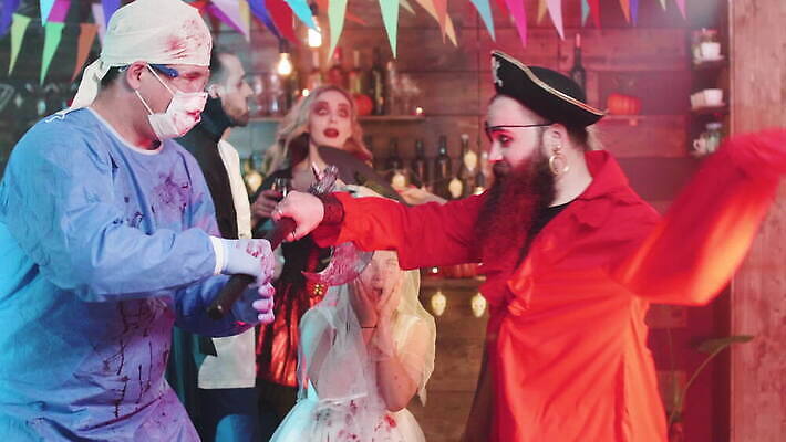 옷 백그라운드 휴가 전등 조명 수염 사람 성인 장식 친구 파티 귀걸이 검은색 황혼 할로윈 춤 바 고리 야간 위험 무서움 싸움 전쟁 변장 해적 외과 10월 호러 4K MOV 해외동영상 클립영상 자연요소 감정 컬러 컨셉 장신구 의학 관계 모션 문화예술 병원 이벤트 일몰 날짜 도둑 공포 동영상 파일형식