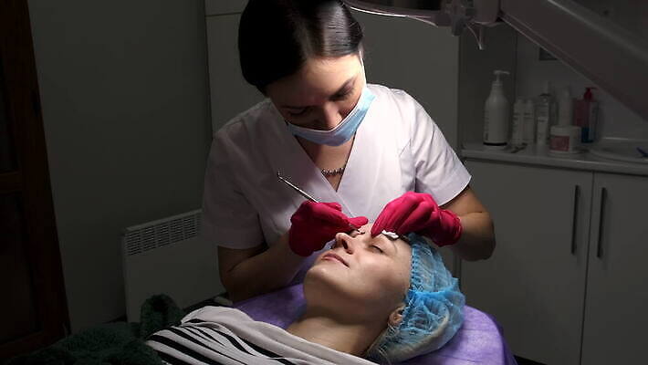 백인 직업 손 여자 얼굴 건강 사람 두명 뷰티 머리 상점 화장품 신선 미용사 청소 피부 피부관리 닦기 테라피 여드름 순서 삭제 거짓말 돌봄 보습 4K MOV 해외동영상 클립영상 서양인 모션 신체부위 동영상 파일형식