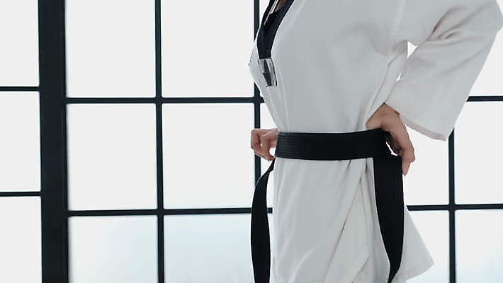 라이프스타일 아시아 문화 스포츠 포즈 건강 한명 서기 사람 동양인 운동복 운동 벨트 태권도 체육관 4K MOV 해외동영상 클립영상 1 잡화 옷 나라 모션 인종 생활 격투기 동영상 파일형식