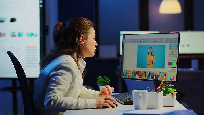 편집 직업 디자인 인터넷 비즈니스 사업가 노동자 직장 실내 피곤 창조 앉기 경사 사람없음 그래픽 컴퓨터 사무실 디지털 스크린 모니터 업무 작업 야간 디자이너 사진사 책상 예술가 업무과다 야근 그래픽디자이너 마감 소프트웨어 프리랜서 4K MOV 해외동영상 클립영상 자연요소 가구 컨셉 회사 모션 내부 전자제품 작가 동영상 파일형식