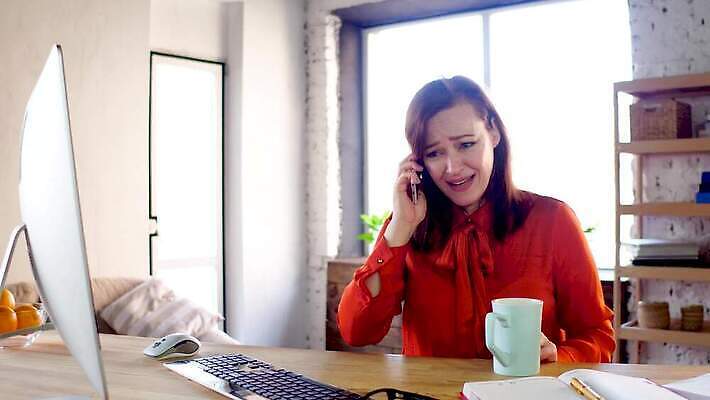 백인 직업 여자 백그라운드 비즈니스 통신 모바일 주택 세포 대화 한명 정장 성인 스마트폰 핸드폰 분노 작업 비즈니스우먼 전화기 부름 트러블 4K MP4 해외동영상 클립영상 서양인 1 옷 감정 모션 말하기 사람 건물 전자제품 스마트기기 직장인 동영상 파일형식