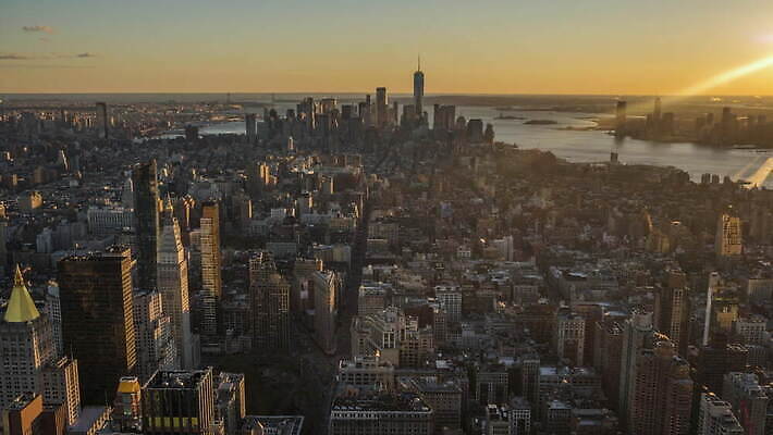 길 여행 건축양식 안테나 사람없음 건물 강 도시풍경 햇빛 일출 고층빌딩 미국 황혼 일몰 새벽 도시 도심 야간 저녁 뉴욕 스카이라인 맨해튼 빛망울 항공촬영 랜드마크 허드슨강 4K 타임랩스 MOV 해외동영상 클립영상 자연요소 건축물 건축 뷰포인트 북아메리카 통신 촬영기법 풍경 빌딩 빛 태양 노을 동영상 파일형식