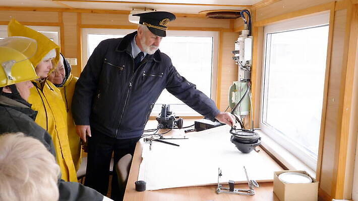 여자 노년 산업 바다 이동 컨셉 지도 교통시설 항해 설명 여러명 물 스크린 모니터 기계 장비 운전 화물 기구 업무 보트 계획 승무원 방향 복고 함선 낚시꾼 선원 시스템 네비게이션 계기판 장교 제어 하드웨어 MOV 해외동영상 클립영상 자연요소 직업 다수 교통 배_교통 모션 사람 성인 컴퓨터 운송업 작업 시설 동영상 파일형식