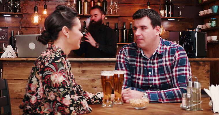 백인 라이프스타일 커플 여자 남자 행복 음료 데이트 유리 탁자 휴가 수염 맥주 함께함 실내 대화 미소 웃음 사람 내부 목재 30대 친구 파티 식당 우정 모임 수확 시골 축하 알코올 바 야간 저녁 땅콩 주말 힙스터 4K MOV 해외동영상 클립영상 자연요소 서양인 나무 패션 감정 가구 컨셉 농업 재료 관계 재질 주류 표정 말하기 이벤트 생활 장년 상점 견과류 동영상 파일형식