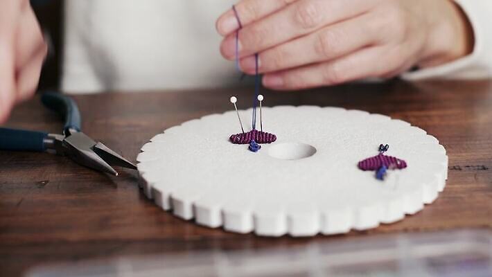 직업 디자인 여자 무기 컬러 비즈니스 목걸이 장신구 팔찌 직장 기술 창조 선물 미술 사람 취미 사람없음 귀걸이 공구 업무 화려 우아함 수리 제조 디자이너 보석 구슬 매듭 만들기 예술가 수공예 DIY 방법 엮은 오리지널 핸드메이드 장식술 4K MOV 해외동영상 클립영상 컨셉 회사 모션 문화예술 장식 도구 작업 광석 공예 동영상 파일형식