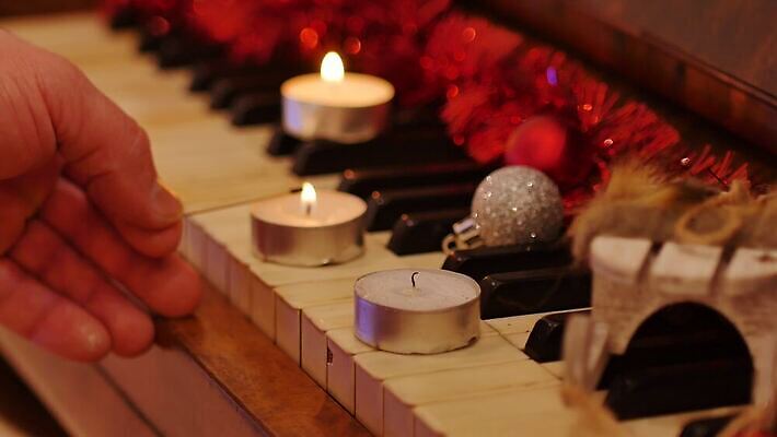 종교 음악 백그라운드 크리스마스 촛불 노래 놀이 불 열쇠 불꽃 휴식 기념 미술 사람없음 빛 파티 검은색 쪽지 어둠 소리 음악가 낭만 수확 골동품 흰색 기구 키보드 시간 뜨거움 피아노 클래식 야간 저녁 명상 복고 연소 멜로디 뮤지컬 스타일 4K MP4 해외동영상 클립영상 자연요소 직업 기념일 컬러 컨셉 농업 초 문화예술 이벤트 건반악기 동영상 파일형식