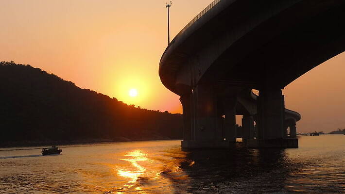 공공시설 아시아 바다 섬 여행 통신 교통시설 사람없음 야외 물 파란색 중국 일몰 수로 홍콩 기간 마카오 프로젝트 수평선 4K MOV 해외동영상 클립영상 자연요소 나라 컬러 교통 노을 시설 동영상 파일형식