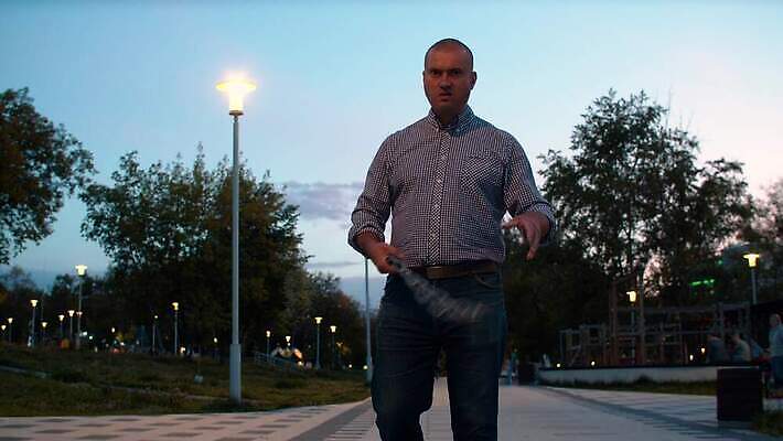 백인 공원 남자 무기 얼굴 전등 한명 사람 금속 힘 분노 잡기 도시 폭력 범죄 야간 저녁 위험 공격 무서움 충돌 위협 싸움 나쁜 압력 폭행 호러 4K MOV 해외동영상 클립영상 자연요소 서양인 1 공공시설 감정 컨셉 모션 재질 조명 신체부위 사회이슈 공포 동영상 파일형식