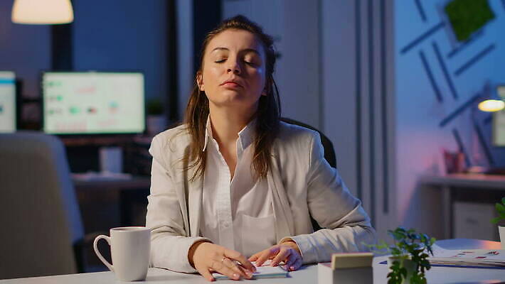 직업 커피 인터넷 비즈니스 사업가 통신 회의 노동자 거리 직장 대화 사람없음 금융 컴퓨터 사무실 어둠 듣기 마시기 작업 비즈니스우먼 네트워크 야간 저녁 토론 동료 경영자 부름 업무과다 멀리 야근 온라인 동영상 과로 마감 마케팅 소셜 영상통화 프리랜서 화상통화 가상 1인칭시점 4K MOV 해외동영상 클립영상 자연요소 시선 여자 음료 회사 관계 모션 말하기 경제 전자제품 업무 직장인 리더 통화 파일형식