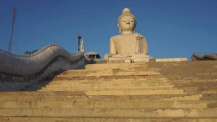 나무 응시 계절 아시아 종교 문화 섬 여행 불교 태국 하늘 산 그림자 미술 동양인 풍경 사람없음 조각상 머리 계단 일출 일몰 흰색 용 사찰 황금 큼 언덕 명상 오르기 남쪽 랜드마크 순례 푸켓 4K MP4 해외동영상 클립영상 식물 시선 나라 컬러 종교건축 모션 문화예술 인종 신체부위 조형물 노을 크기 방향 동영상 파일형식