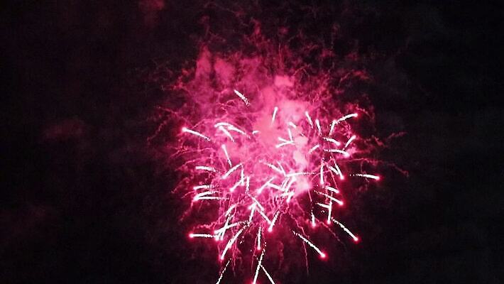 행복 컬러 백그라운드 하늘 불 휴가 불꽃 기념 불꽃놀이 이벤트 사람없음 야외 빛 컬러풀 파티 축제 어둠 로켓 축하 시간 업무 야간 폭발 폭발물 가루 연도 파열 독립 크리스마스이브 필승 화상 MP4 해외동영상 클립영상 자연요소 감정 무기 컨셉 크리스마스 놀이 우승 작업 상처 동영상 파일형식