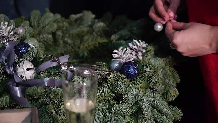 나무 백인 전통 손 계절 크리스마스 겨울 공 휴가 불꽃 새로움 새해 주택 사람 소녀 이벤트 성인 장식 초록색 빛 컬러풀 산타클로스 축제 화환 기쁨 잡기 소나무 황금 12월 연도 심볼 준비 전나무 크리스마스이브 4K MOV 해외동영상 클립영상 서양인 식물 여자 기념일 꽃 감정 어린이 컬러 컨셉 모션 불 건물 신체부위 날짜 동영상 파일형식