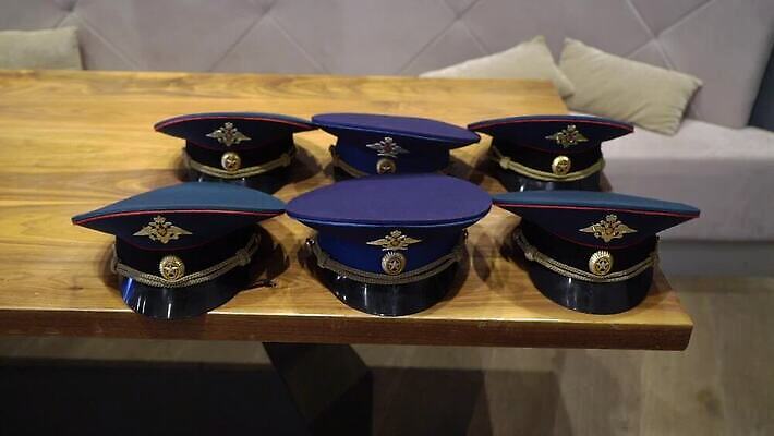 직업 모자 드레스 옷 별 무기 유니폼 작업복 경비 사람 사람없음 장식 빨간색 초록색 머리 검은색 어둠 힘 덮개 흰색 직물 악단 방어 황금 심볼 직원 오브젝트 서비스 사인 군용 싸움 배지 육군 병정 러시아인 소비에트 장교 정중 캡모자 국경 MOV 해외동영상 클립영상 자연요소 서양인 모자_잡화 잡화 음악 컬러 컨셉 모션 군대 어류 안전 신체부위 뚜껑 보호 동영상 파일형식