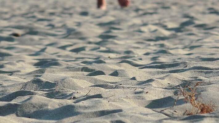 라이프스타일 모래 여행 백그라운드 컨셉 맨발 휴가 휴식 아이디어 건강 피곤 아웃포커스 관광지 운동 걷기 산책 사막 황금 닫기 발자국 블러 열대기후 생존 4K MP4 해외동영상 클립영상 자국 모션 발 촬영기법 생활 동영상 파일형식