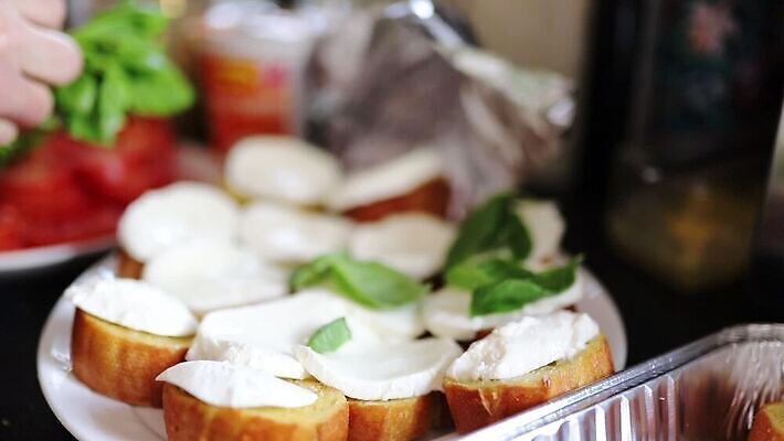 전통 라이프스타일 접시 음식 백그라운드 토마토 재료 탁자 디저트 영국 잉글랜드 치즈 주택 건강 요리 사람없음 목재 컵 갈색 노란색 식당 식사 저녁식사 빵집 맛 아침식사 몸무게 굽기 브런치 롤 레시피 시금치 브라질 바질 동영상 점심식사 모짜렐라치즈 번 브루스케타 MOV 해외동영상 클립영상 나무 식기 유럽 빵 컬러 가구 컨셉 채소 유제품 건물 생활 상점 남아메리카 구이 파일형식