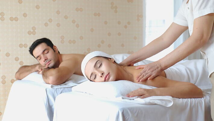 백인 직업 라이프스타일 커플 여자 남자 신체 탁자 휴식 스트레스 실내 건강 관리 사람 성인 세명 빛 수건 머리 스파 신선 마사지 작업 고급 피부 안심 테라피 거짓말 돌봄 치료사 4K MOV 해외동영상 클립영상 서양인 가구 컨셉 관계 모션 육류 내부 생활 신체부위 위생용품 뷰티 동영상 파일형식