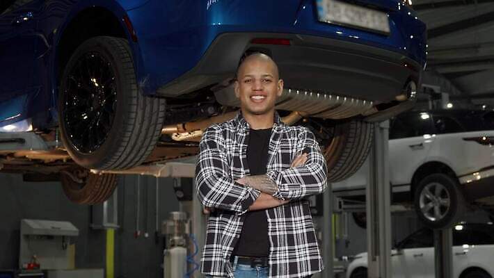 직업 행복 산업 유니폼 비즈니스 공장 교통시설 자동차 성공 직장 실내 작업복 한명 시험 공구 비즈니스맨 작업실 기술자 엔지니어 수리 역 브레이크 서비스 경영자 고정 엔진 정비공 공학 모터 유지 고용 차고 4K MOV 해외동영상 클립영상 1 옷 교육 남자 감정 육상교통 교통 컨셉 회사 공업 사람 내부 구직 도구 직장인 시설 리더 동영상 채용 파일형식