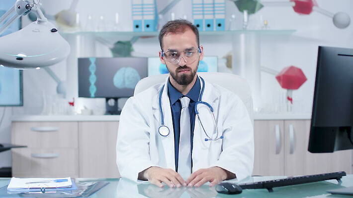 백인 직업 남자 안경 과학 유니폼 청진기 미래 고글 건강 병원 실험 가면 사람 컴퓨터 약 디지털 헤드폰 방 장비 환자 의사 수술 실험실 보호 외과 돌봄 홀로그램 가상 가상현실 현실 4K MOV 해외동영상 클립영상 서양인 잡화 옷 음향기기 컨셉 의학 의료기기 모션 치료 전자제품 의료진 동영상 파일형식