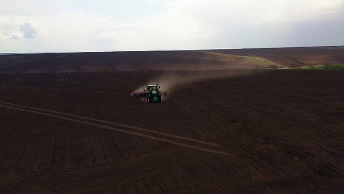 식물 산업 백그라운드 밭 농업 자연 하늘 풍경 사람없음 농장 농경지 기계 흙 봄 장비 수확 성장 시골 업무 농부 땅 먼지 트랙터 개발 밭일 조감도 파종 4K MOV 해외동영상 클립영상 직업 계절 농사 작업 농기계 생태계 특수차량 동영상 파일형식