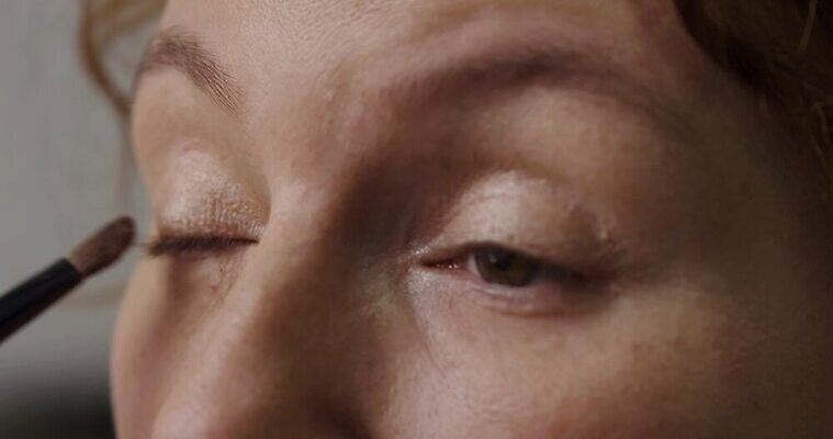 모델 응시 여자 얼굴 신체 갈색머리 건강 그림자 한명 미소 사람 성인 일상 빛 뷰티 연필 유행 검은색 화장품 잡기 화려 우아함 어플리케이션 입술 준비 마스카라 만들기 빨간머리 고립 아이라이너 완벽 신청 완전 4K MP4 해외동영상 클립영상 1 헤어스타일 시선 컬러 컨셉 모션 학용품 표정 라이프 신체부위 필기구 동영상 파일형식