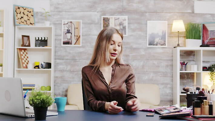 직업 라이프스타일 여자 얼굴 인터넷 주택 실내 미소 뷰티 유행 카메라 디지털 촬영 웹 화장품 장비 정보 업무 네트워크 방송 온라인 동영상 블로거 블로그 소셜 생존 스타일 크리에이터 1인미디어 4K MOV 해외동영상 클립영상 표정 사람 내부 건물 생활 신체부위 전자제품 작업 파일형식