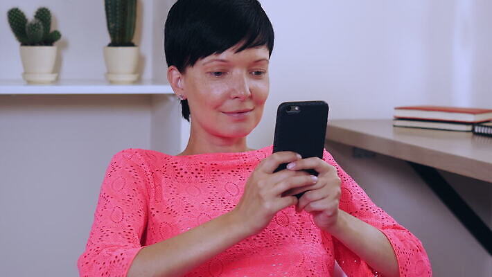 백인 직업 라이프스타일 드레스 여자 행복 분홍색 인터넷 통신 모바일 짧은머리 주택 갈색머리 세포 한명 미소 사람 성인 스마트폰 핸드폰 컬러풀 사무실 유행 방 비즈니스우먼 메시지 플랫 무선전화기 스마트 온라인 강렬 문자메시지 4G 4K MOV 해외동영상 클립영상 서양인 1 헤어스타일 옷 감정 컬러 컨셉 비즈니스 표정 IT 건물 생활 전자제품 스마트기기 직장인 전화기 동영상 파일형식