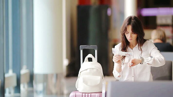 구름 해외 라이프스타일 웰빙 여자 여행 비즈니스 창문 교통시설 휴가 비행기 건강 한명 사람 여행객 자유 시간 휴게실 기다림 티켓 역 공항 도착 항공 출발 승객 대패 떠남 수하물 착륙 터미널 혼자 MOV 해외동영상 클립영상 자연요소 1 교통 컨셉 항공교통 모션 대중교통 생활 시설 동영상 파일형식