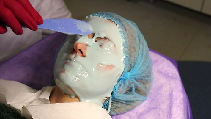 백인 모델 손 여자 얼굴 휴식 건강 가면 한명 사람 뷰티 머리 상점 스파 화장품 기쁨 장비 닫기 미용사 고객 피부 피부관리 준비 테라피 내추럴 순서 거짓말 돌봄 위생관리 신청 4K MOV 해외동영상 클립영상 서양인 직업 1 감정 컨셉 모션 관리 신체부위 동영상 파일형식