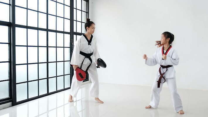 학생 커플 교육 남자 어린이 스포츠 포즈 운동화 유니폼 교실 학교 함께함 사람 동양인 두명 운동 교사 힘 경쟁 방 흰색 도구 무도 그룹 방어 공격 연습 태권도 체육관 싸움 주인 스트라이크 토너먼트 4K MOV 해외동영상 클립영상 직업 옷 컬러 신발 컨셉 관계 모션 건강 어류 인종 격투기 동영상 파일형식